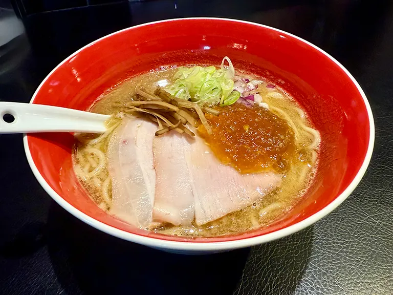 This bowl is on another level "This bowl is on another level" - Michelin-approved "innovative ramen"! The ultimate taste achieved by combining homemade noodles and chemical-free soup|Domingo