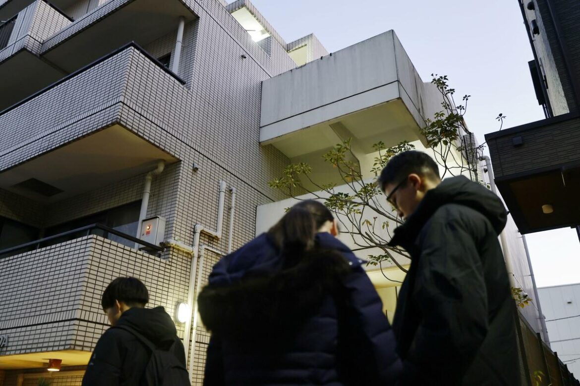 Woman stabbed in Tokyo apartment building, suspect flees Woman stabbed in Tokyo apartment building, suspect flees