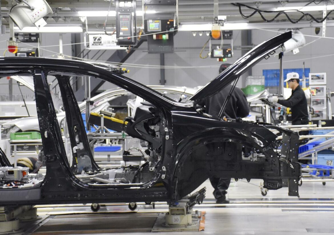 Japan November industrial output falls 2.6% on month Japan November industrial output falls 2.6% on month