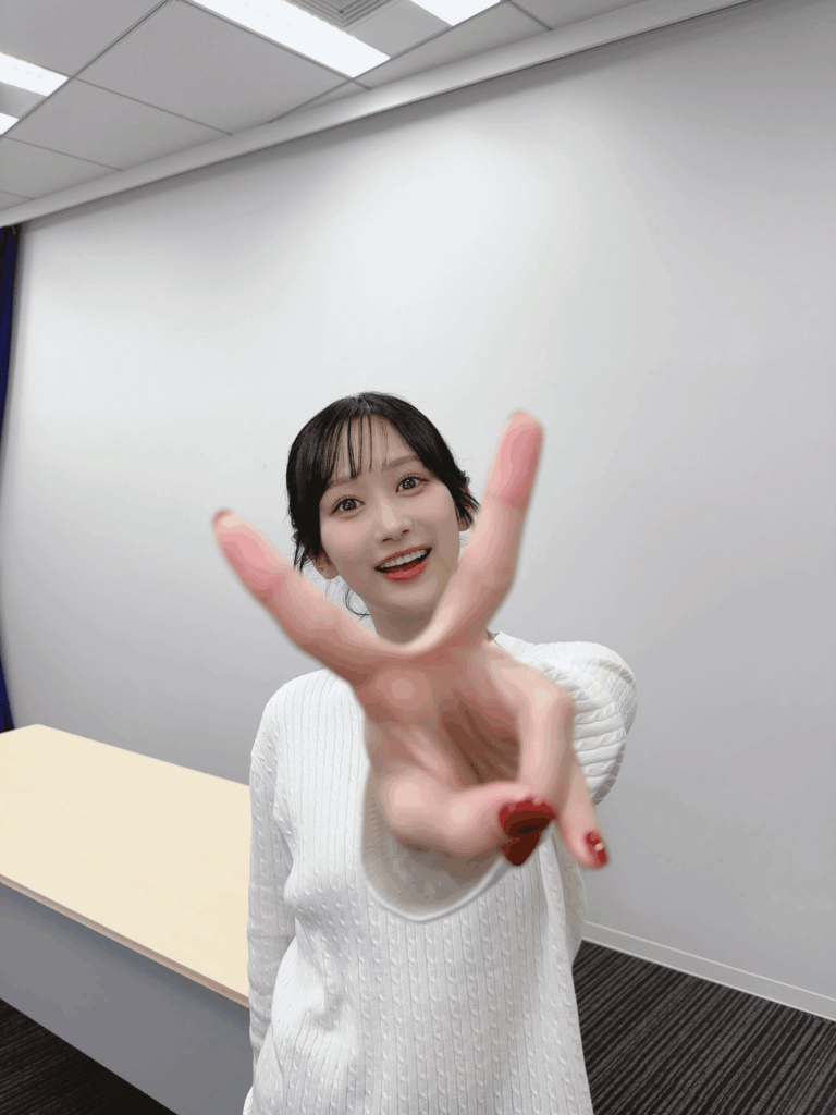 Minami Saki: ☺️✌️