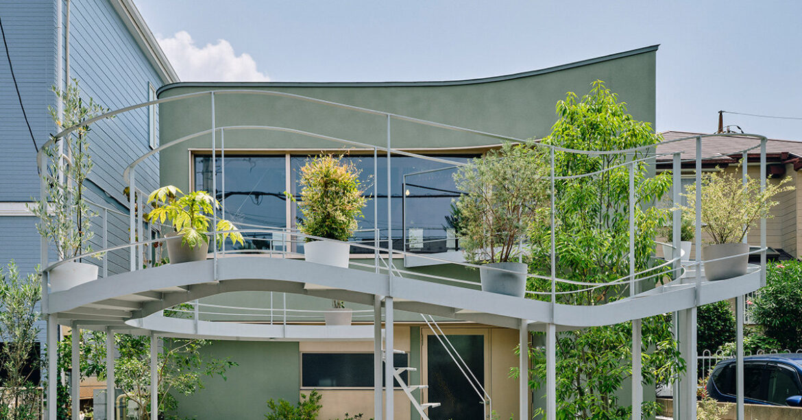 terrace arcs toward the street to bring light in tokyo home by HOAA