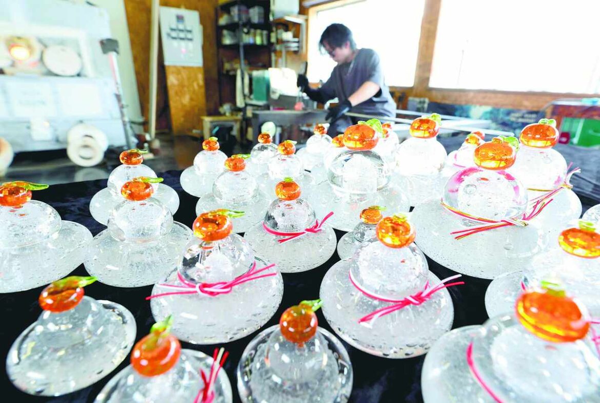 Celebrating New Year’s with Glass Kagamimochi, Sapporo Artist Makes Ceremonial Cakes to Be Enjoyed for Years to Come