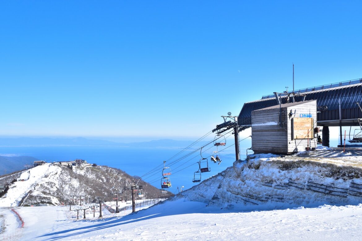 Best ski resorts near Osaka: 10 easy day trips and weekend winter getaways pixta-mairyu-sky-biwako-valley-ski-resorts-near-osaka-1.jpeg