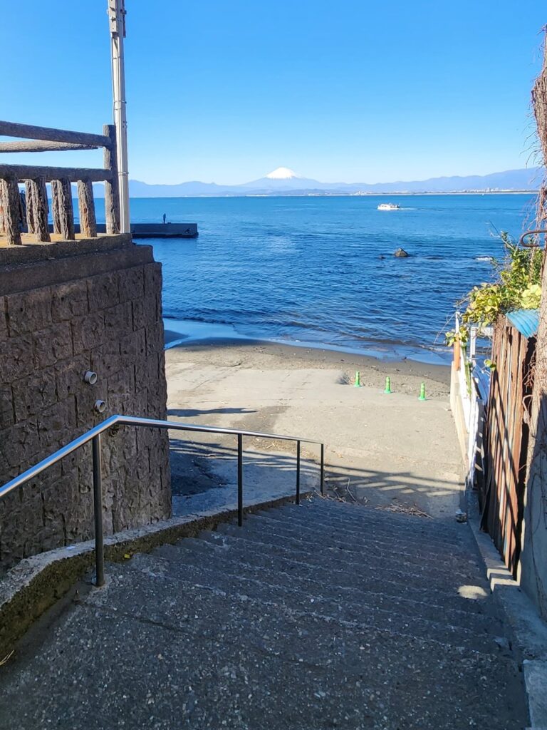 Wandering through the back alleys of Enoshima