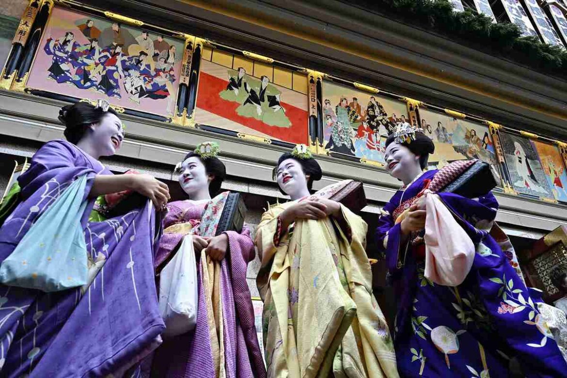 Geiko, Maiko Visit Kyoto’s Minamiza Theater for Kabuki Performance, Members Watch to Improve Their Skills on Stage