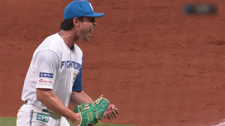 Leave it to me in a pinch! Hokkaido Nippon-Ham Kenta Uehara shows the spirit of pitching|Pacific League.com|Pro baseball Hokkaido Nippon-Ham Fighters. Kenta Uehara pitcher © Persol Pacific League TV
