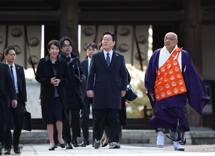President Lee Jae Myung and Japanese Prime Minister Sanae Takaichi tour Horyuji Temple in Nara prefecture, Japan, Wednesday. Yonhap