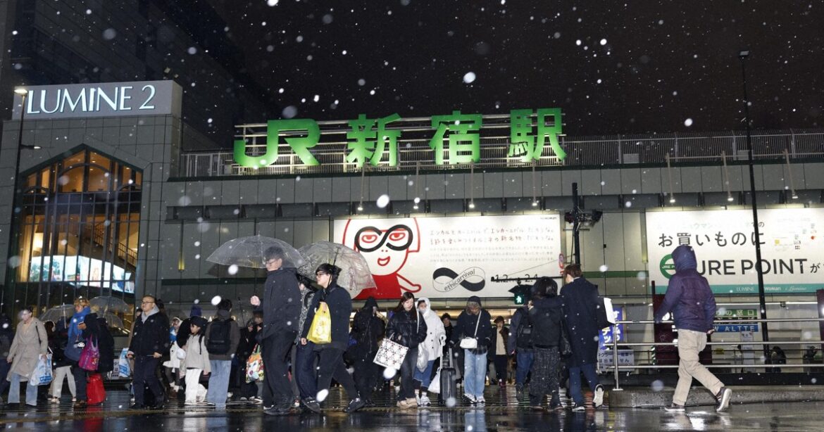 Tokyo sees 1st snow of season, 14 days later than last season