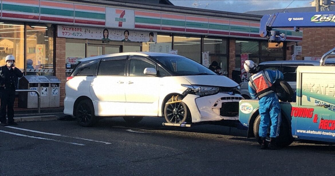 15-yr-old boy hit and killed by car at Osaka Pref. 7-Eleven 15-yr-old boy hit and killed by car at Osaka Pref. 7-Eleven