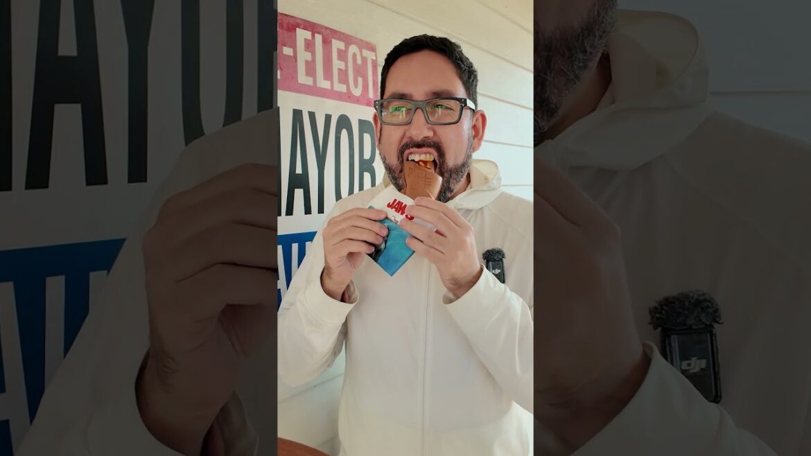 The JAWS Hot Dog at Universal Japan is… interesting π³π¦ The JAWS Hot Dog at Universal Japan is... interesting π³π¦