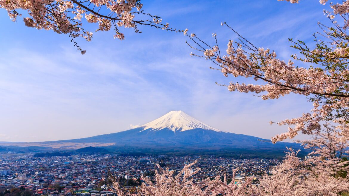 Officials hope that Wi-Fi will attract more foreign visitors to Mout Fuji.