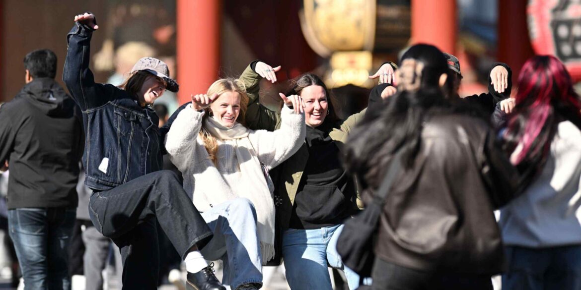 Japan’s tourism industry struggles despite record visitors Japan's tourism industry struggles despite record visitors