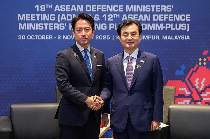 Defense Minister Ahn Gyu-back, right, and his Japanese counterpart, Shinjiro Koizumi, shake hands during the Association of Southeast Asian Nations Defense Ministers' Meeting-Plus held in Kuala Lumpur, Nov. 1, 2025 (local time). Courtesy of Ministry of National Defense 