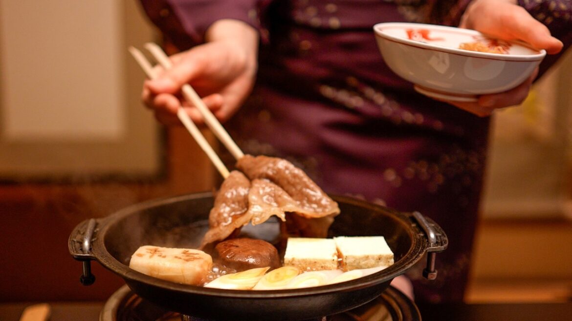 130年続く風情ある伝統的な名店で厳選黒毛和牛の絶品すき焼!歴史ある寄席跡地で堪能できる鉄板焼ステーキとすき焼・しゃぶしゃぶ sukiyaki traditional restaurant japan 130年続く風情ある伝統的な名店で厳選黒毛和牛の絶品すき焼!歴史ある寄席跡地で堪能できる鉄板焼ステーキとすき焼・しゃぶしゃぶ sukiyaki traditional restaurant japan