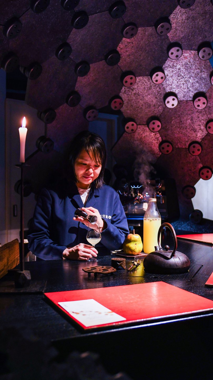 A barista makes Welcome Coffee at Cokuun. 