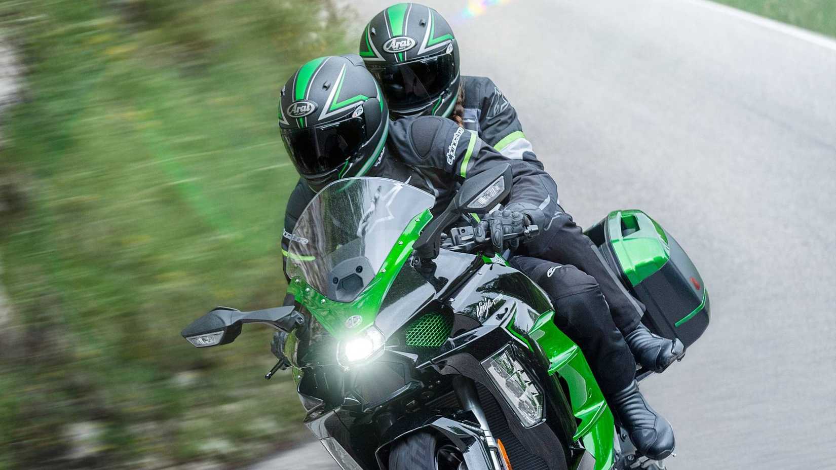 2025 Kawasaki Ninja H2 SX SE Action