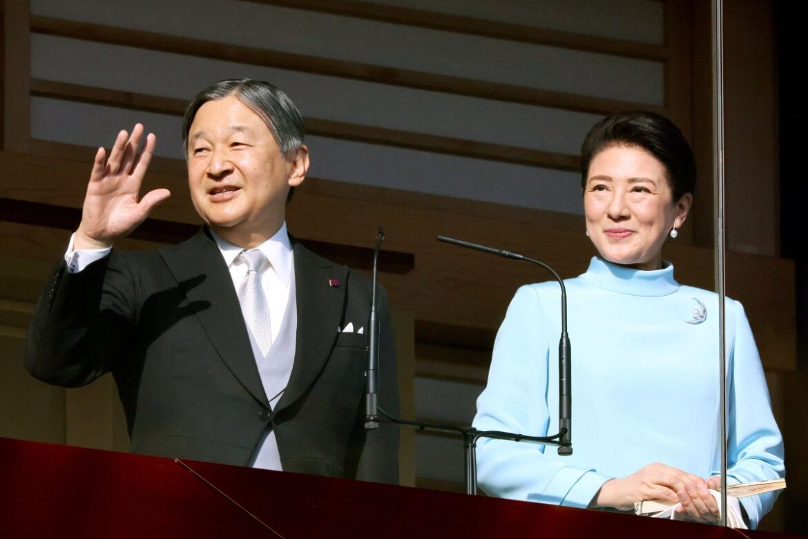 The Emperor and Empress of Japan appear on the balcony of the Imperial Palace in Tokyo on January 2, 2026 (Yoshio Tsunoda/AFLO/Alamy)