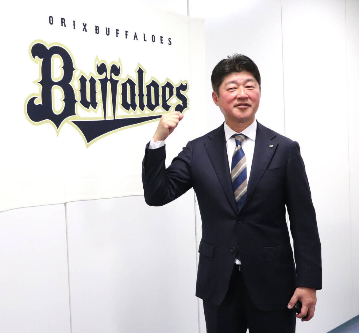 バファローズカラーのネクタイを結び、会見に臨んだオリックス・馬殿太郎球団社長（カメラ・南部　俊太）
