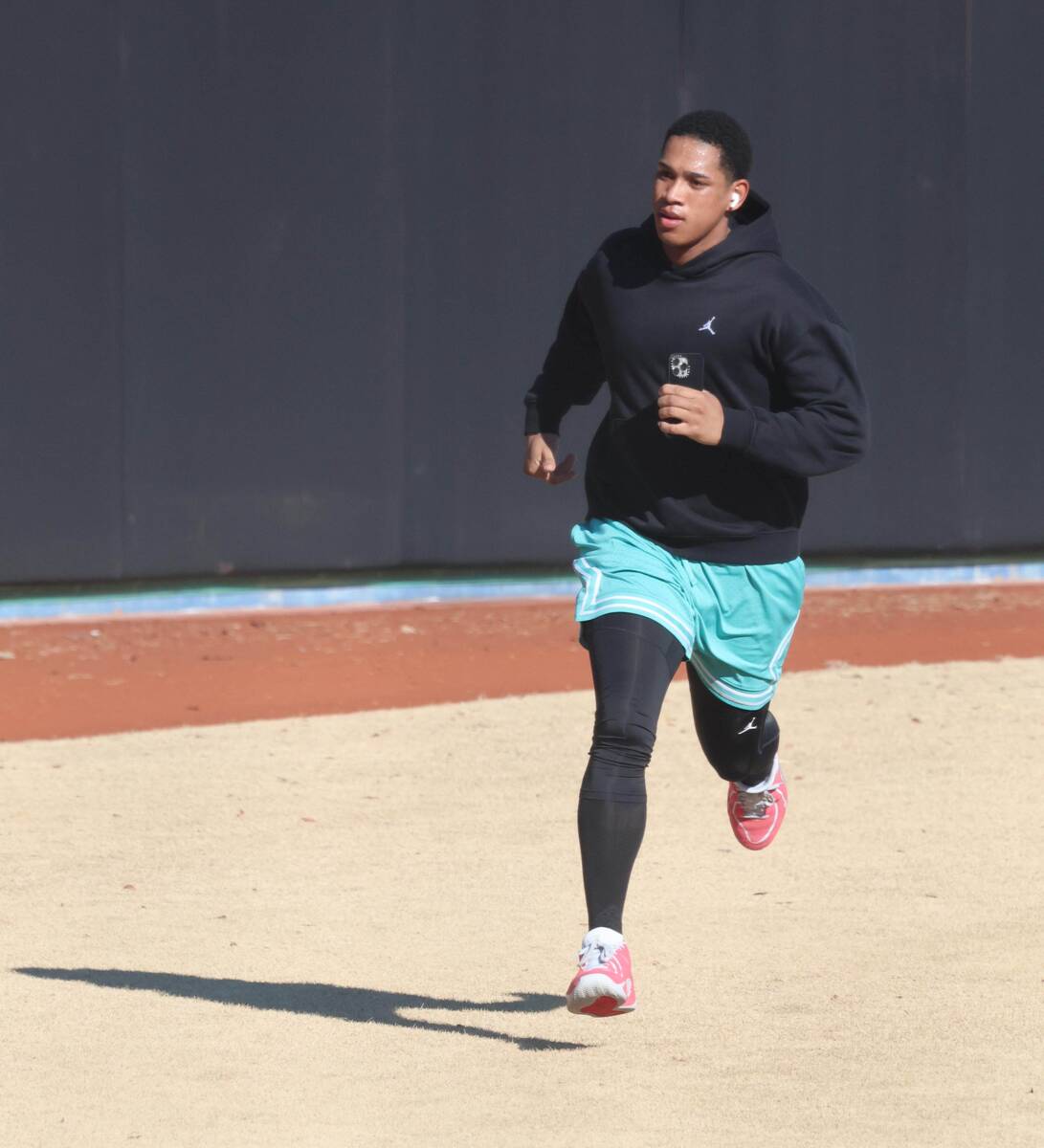 グラウンドを走る万波中正 (カメラ・越川 亙)