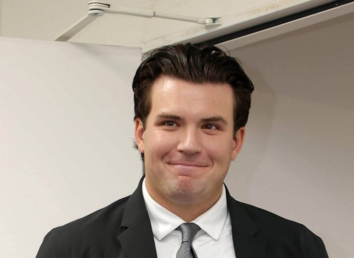 入団会見を行うボブ・シーモア（カメラ・義村　治子）