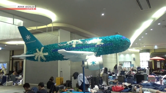 Heavy snow forces 2,000 people to stay overnight at Hokkaido airport Heavy snow forces 2,000 people to stay overnight at Hokkaido airport