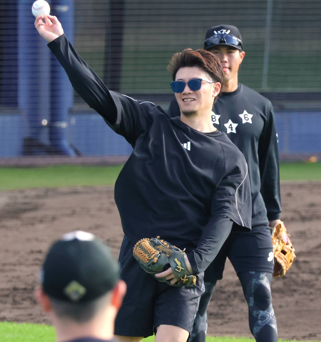 Nishikawa Haruki playing catch (photographer: Kawakami Haruki)