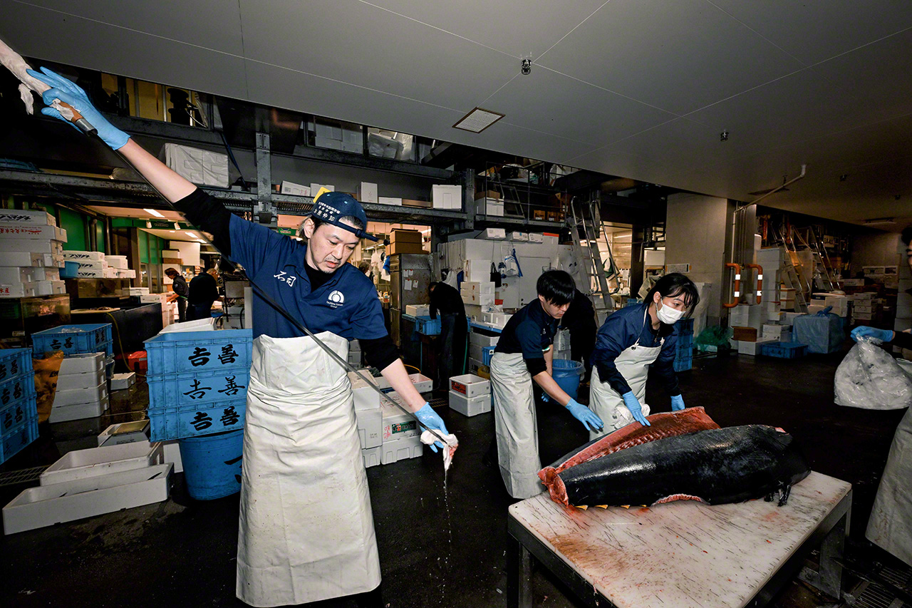 The task of cutting takes several people and a special tuna knife. (© Uzawa Akihiko)
