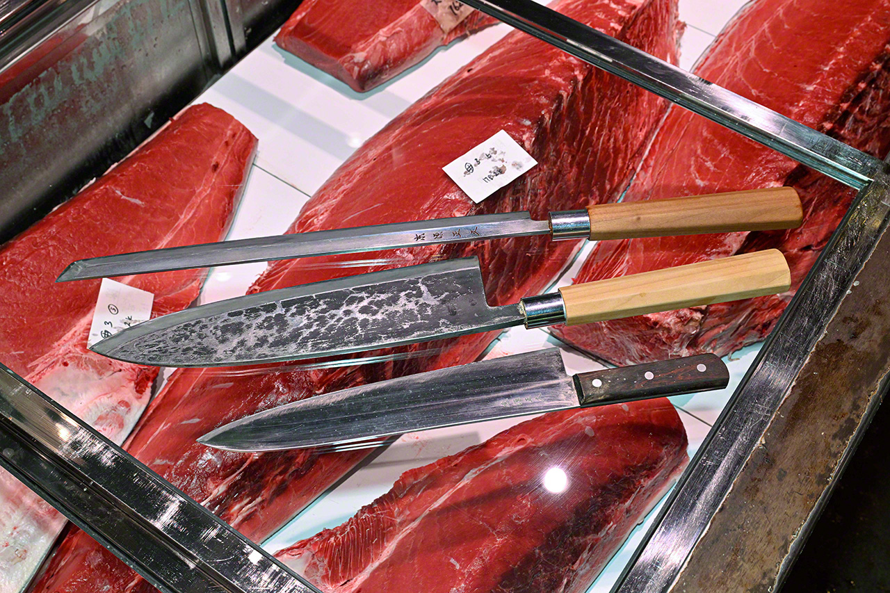 Specific knives are used for different sections. (© Uzawa Akihiko)