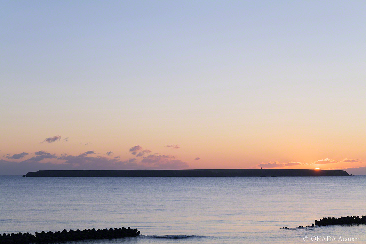 The sun rising behind Yururi Island, seen from Konbumori on the southern coast of the Nemuro Peninsula. (© Okada Atsushi)