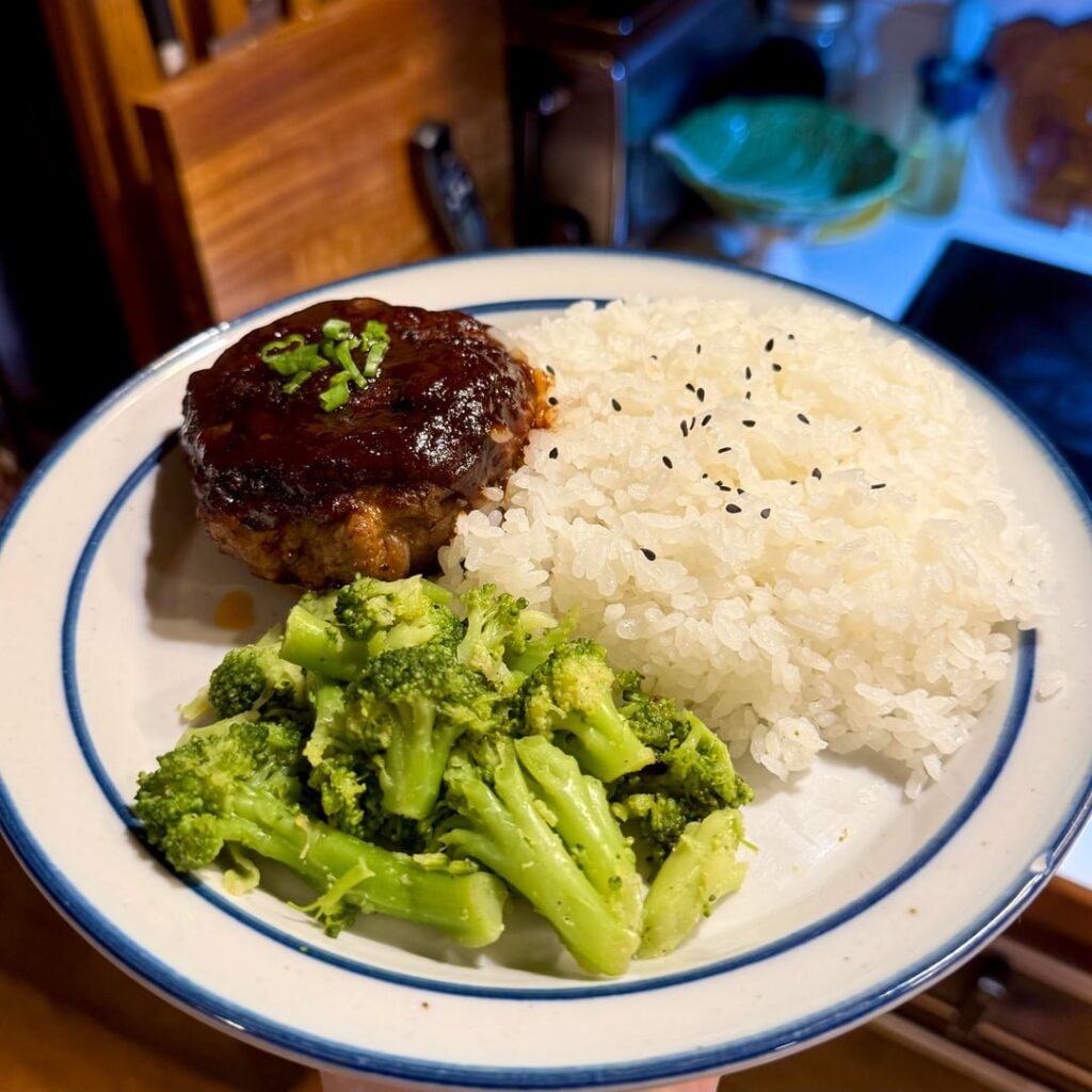 Hambagu (ハンバーグ) for last night’s dinner with white rice and broccoli!