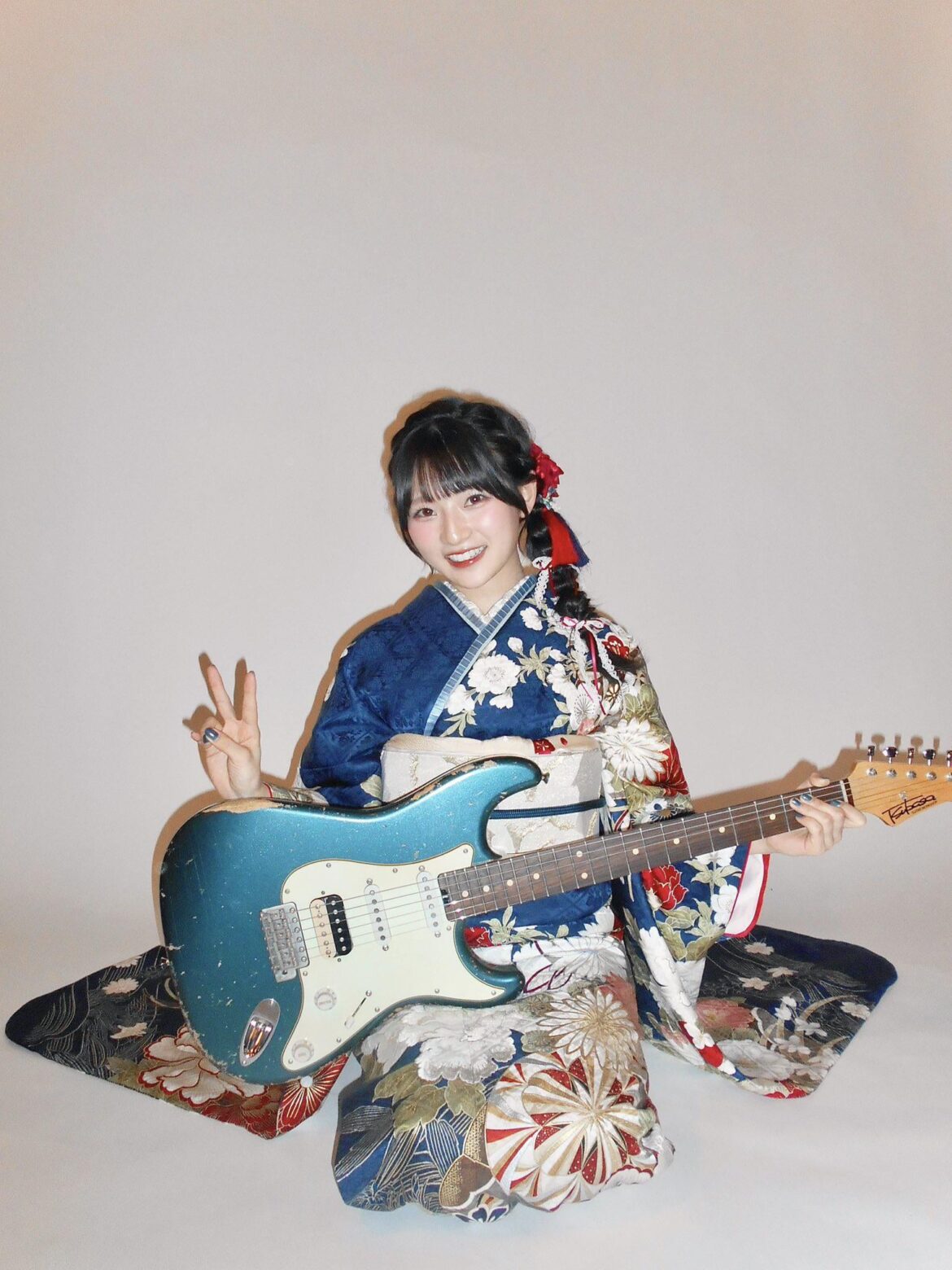 Aoki Hina: Today, I've added another year to my life🍓 This year too, I will strive with all my might in my work and the things I love, staying healthy! The 2026 hinapiyo as well, looks forward to your kind support🐥♪