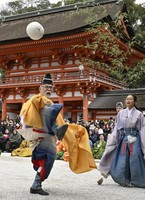Members of the kemari preservation society, dressed in traditional clothing, give the first kemari performance of the year at Shimogamo Shrine in Kyoto's Sakyo Ward on Jan. 4, 2026. (Mainichi/Tsutomu Koseki)