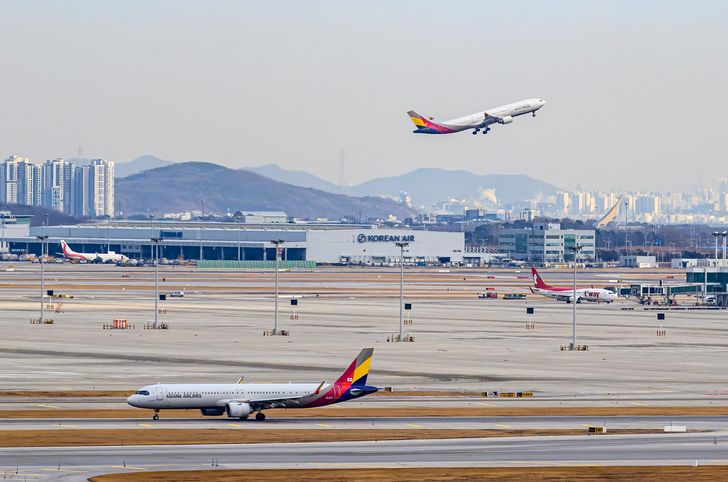 An Asiana Airlines plane takes off from Incheon International Airport, Jan. 14. Korea Times photo by Shim Hyun-chul