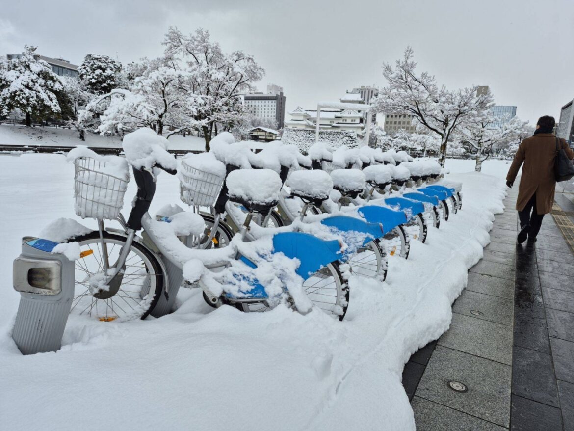 Heavy snow continues along Sea of Japan coast, disrupting transportation