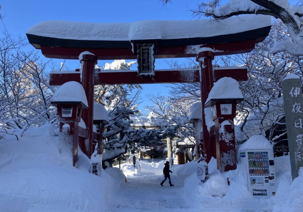 Heavy snow continues to batter northern Japan
