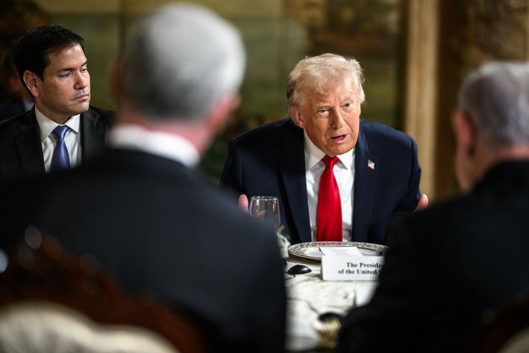 US President Donald Trump hosts a meeting on December 29, 2025, at the Mar-a-Lago Club in Palm Beach, Florida. Photo: Daniel Torok.