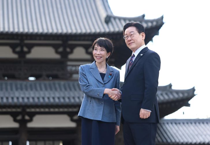 President Lee Jae Myung and Japanese Prime Minister Sanae Takaichi shake hands at Horyuji Temple in Nara prefecture, Japan, Wednesday. Yonhap