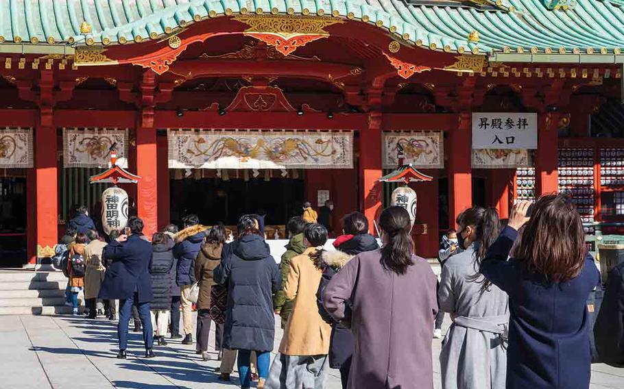People lining up for a prayer at Kanda Myojin.