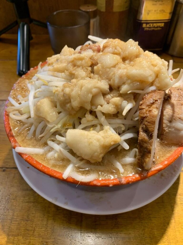 Jiro-style ramen is a favorite of Japanese people. In other words, junk-addicted ramen. Ramen Bari-O Daimon Branch. It’s so packed, where do I even start eating?