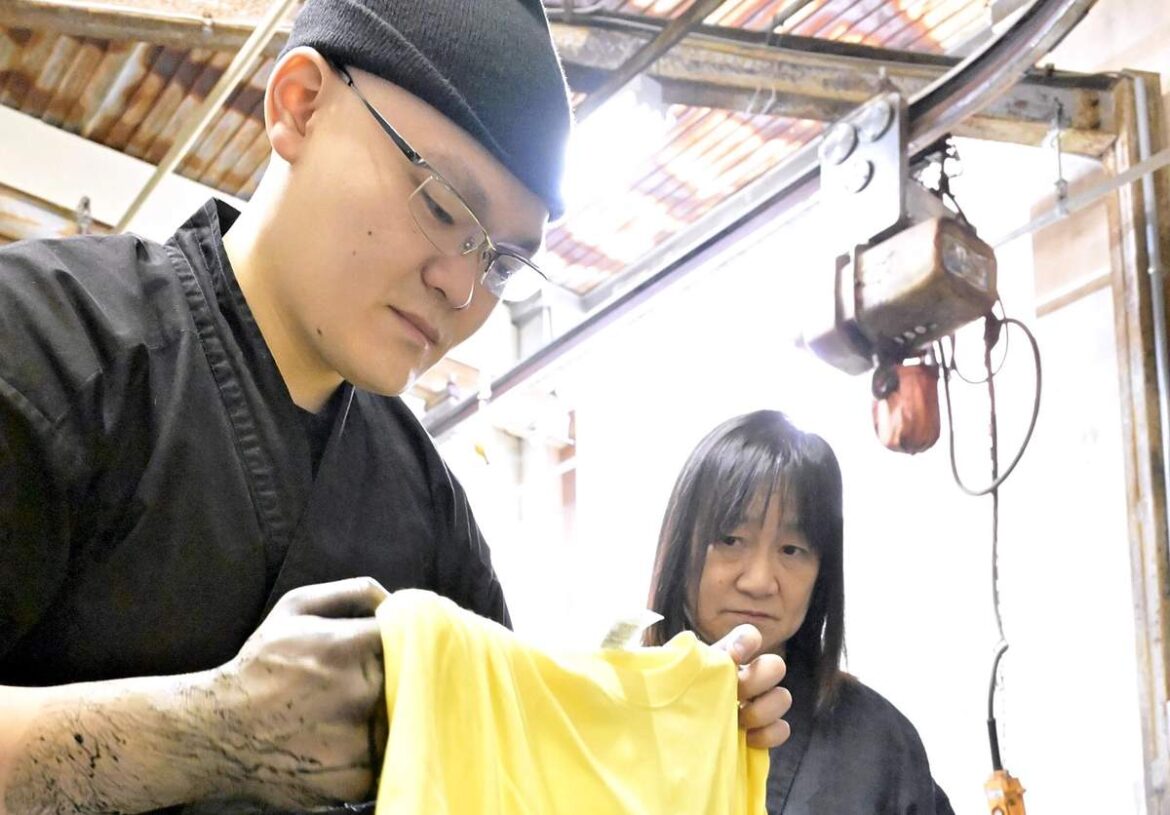 Heirs of Kyoto Talent: Craftsman Strives for ‘Blacker than Black’ Dye, Mastering Prestigious Technique