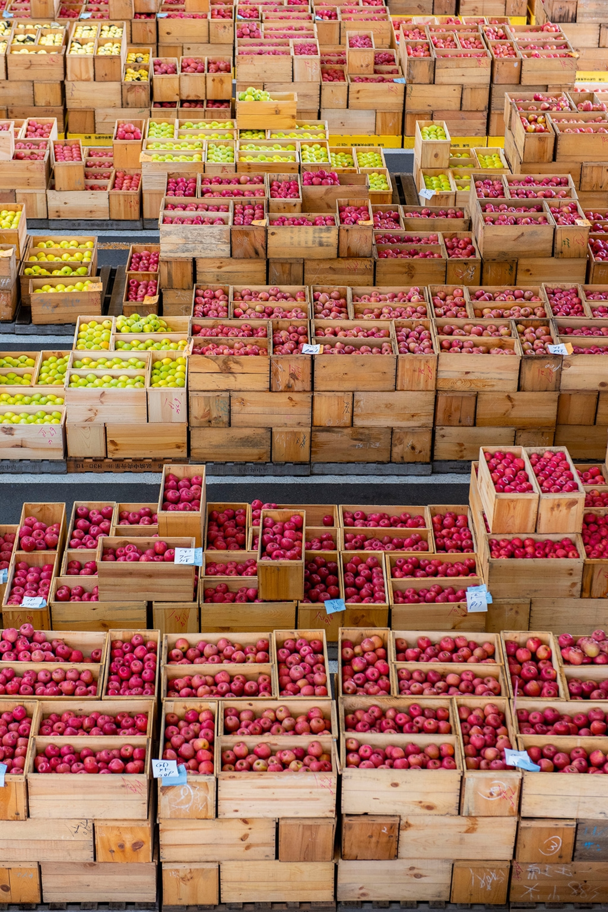 Apples sold in Aomari