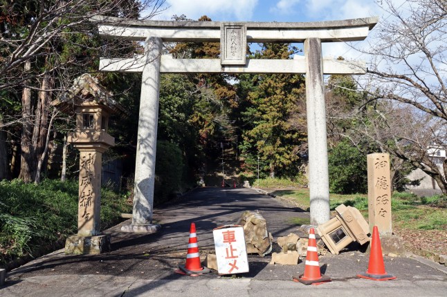 epa12630830 A stone lantern in front of the torii gate at Hirahama Hachimangu Shrine collapsed due to a strong earthquake in Matsue, Shimane Prefecture, western Japan, 06 January 2026. According to the Japan Meteorological Agency (JMA), a magnitude 6.4 earthquake struck Tottori and Shimane prefectures earlier in the day. No tsunami warnings have been issued and no major damages have been reported. EPA/JIJI PRESS JAPAN OUT EDITORIAL USE ONLY/