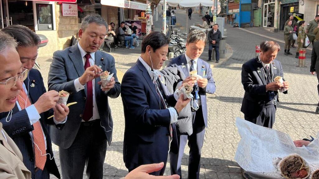 חברי הפרלמנט היפנים אוכלים פלאפל בארץ