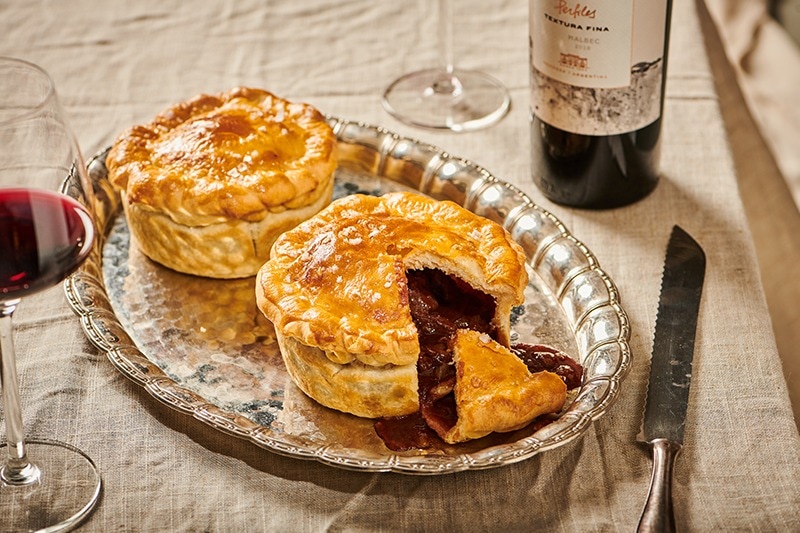 London’s strength lies in its sheer diversity. The city’s food culture reflects centuries of migration and global influence. On a single street, you can move from Indian curries to Middle Eastern grills, Caribbean jerk dishes, East Asian noodles and classic British pies. Few cities allow travellers to taste so many cuisines without crossing neighbourhood lines. That variety is what sets London apart. London’s strength lies in its sheer diversity. The city’s food culture reflects centuries of migration and global influence. On a single street, you can move from Indian curries to Middle Eastern grills, Caribbean jerk dishes, East Asian noodles and classic British pies. Few cities allow travellers to taste so many cuisines without crossing neighbourhood lines. That variety is what sets London apart.