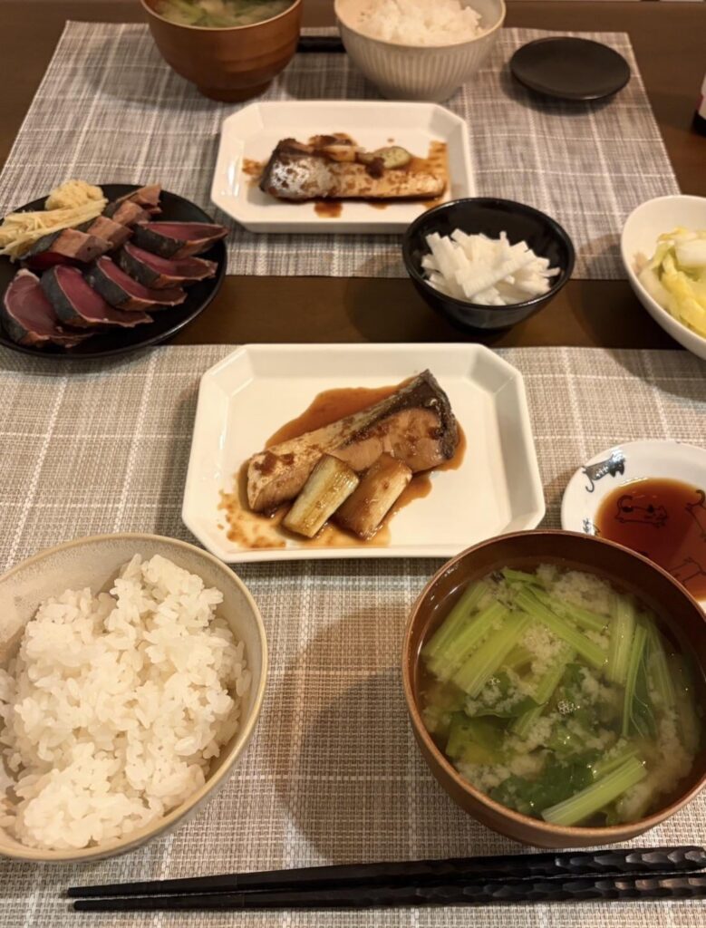 My husband prepared this traditional Japanese dinner for me. Feeling so lucky and healthy! 🍱