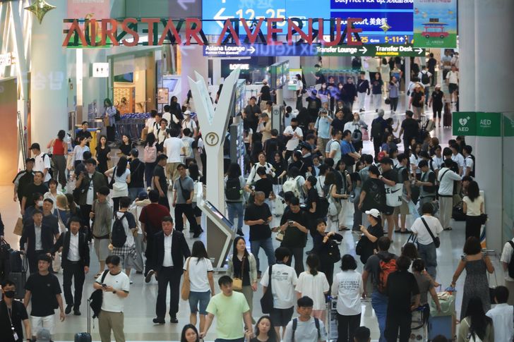 The duty free area at Incheon International Airport is crowded with travelers, July 23. Yonhap