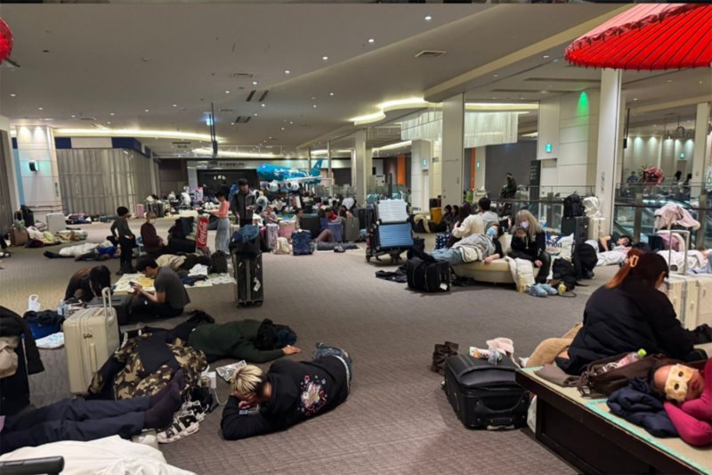 Travellers spend night at Hokkaido airport as heavy snow cripples flights, trains. (Photo: GoJapan)