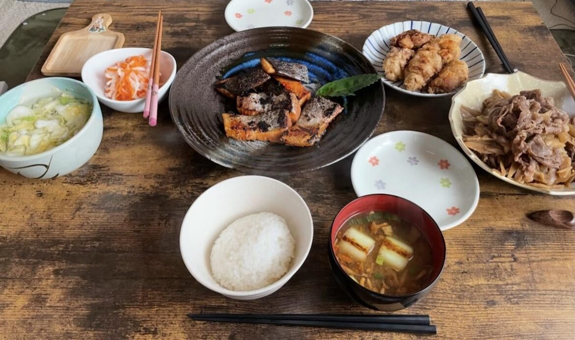 Back to my roots: My mother's home-cooked meal in the snowy countryside. ❄️🏠🍱 [OC]