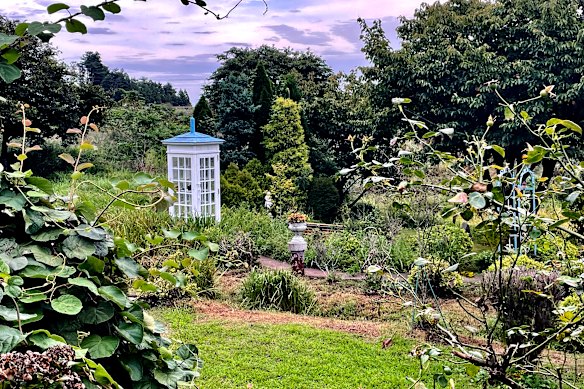 The Bell Gardia Kujira-yama garden contains a phone box with a telephone on which you can ‘speak’ to those who have died.