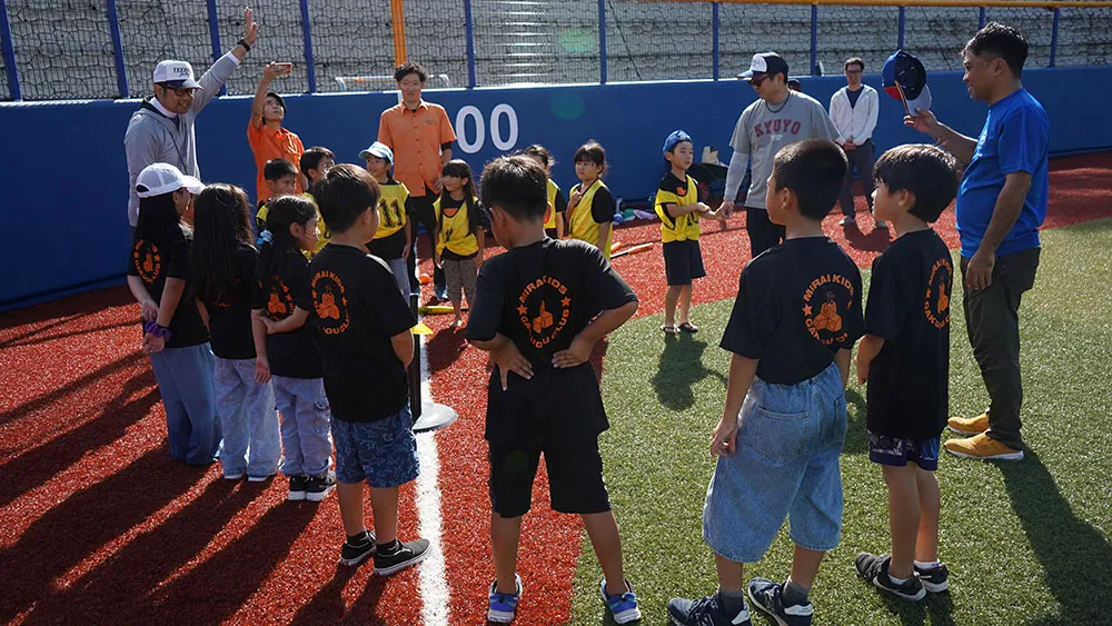 Children receiving an explanation about match play [©JWL]